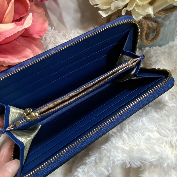 Prada Navy Wallet with Gold Detailing - Picture 3 of 3